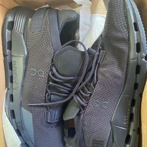 Black 8.5 QC - ON shoes new out of the box never been worn